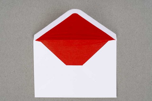 Enveloppes DIN C6, blanches avec doublure rouge